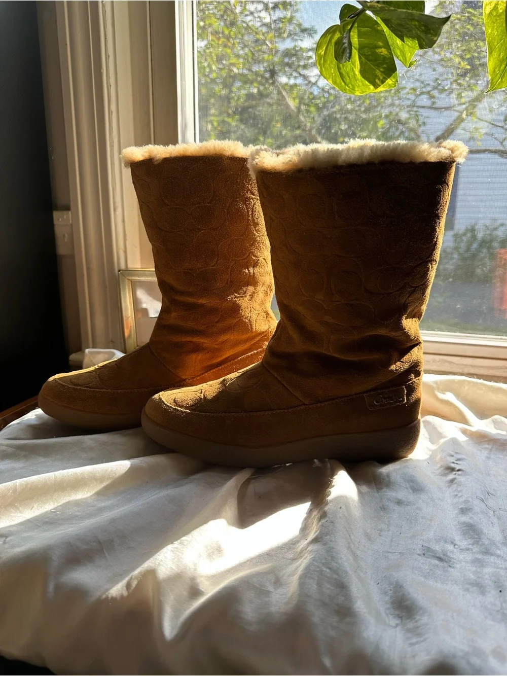 EUC Coach Suede Sherpa Lined Boots in Camel